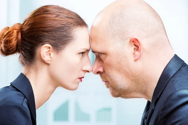 Hombre vs mujer confrontación oficina — Foto de Stock