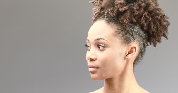 Afroamerican Jonge Vrouw Zoek Ver Weg Daarna Zoek Camera Glimlachen — Stockvideo