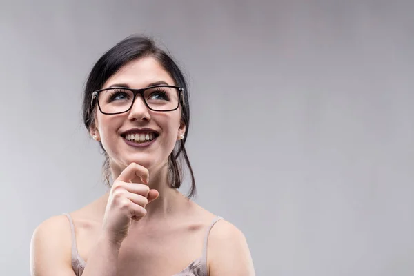 Gelukkig levendige jonge vrouw diep in gedachte — Stockfoto