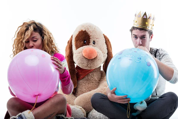 Jovem Mulher Com Homem Soprando Grandes Balões Festa Enquanto Sentado — Fotografia de Stock