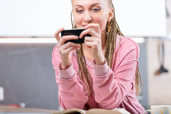 Fiatal, mosolygós nő otthoni mobiltelefon használata — Stock Fotó