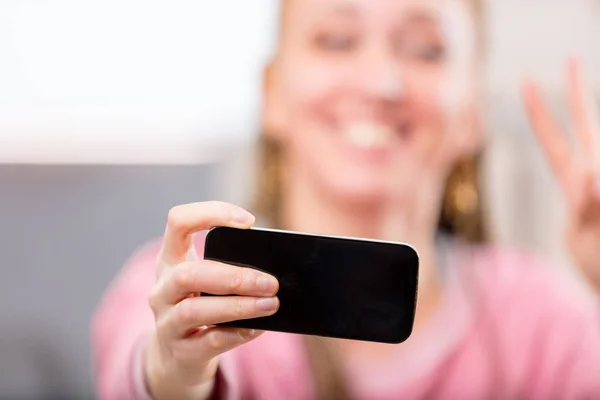 Selfie を取る女性の笑みを浮かべてください。 — ストック写真