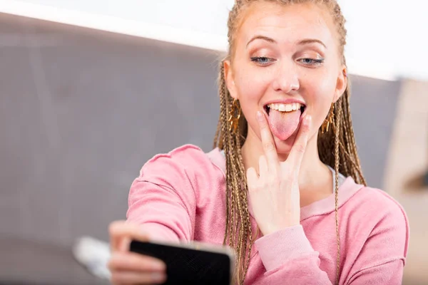 Divertente giovane donna tirando un viso goffo — Foto Stock