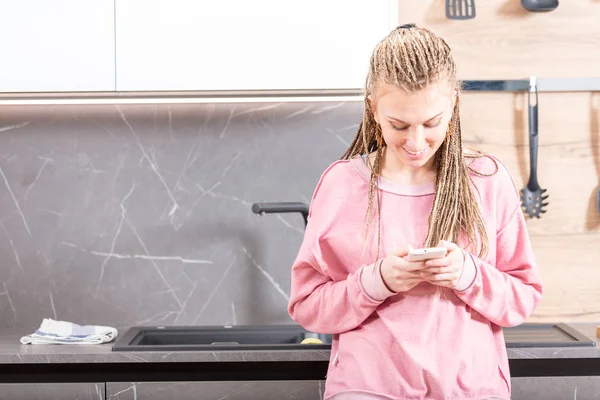 Attractive young woman reading a text message — Stock Photo, Image