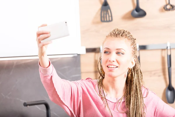 Portrait clé d'une femme prenant un selfie — Photo