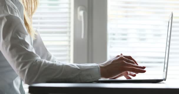 Vrouw stopt te typen bij haar laptop — Stockvideo