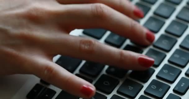 Manos de una mujer escribiendo en el teclado — Vídeo de stock