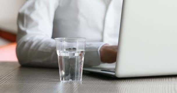 Femme d'affaires boire un verre d'eau — Video