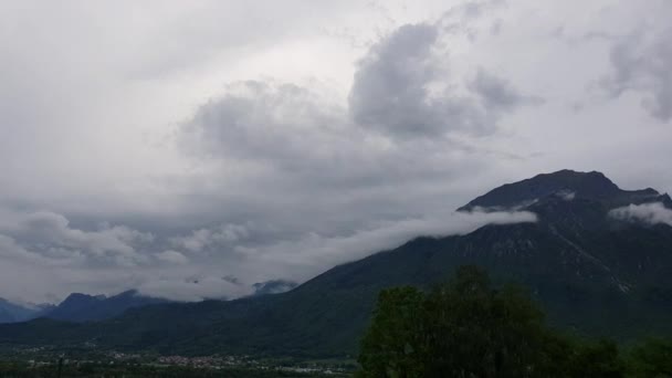 Plan panoramique des bas et des sentiers de montagne — Video