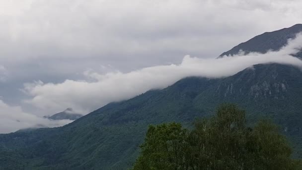 Schwenk von Bergen und Wolken — Stockvideo