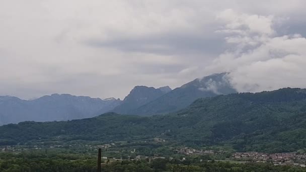 Pan schot van bergen en wolken — Stockvideo