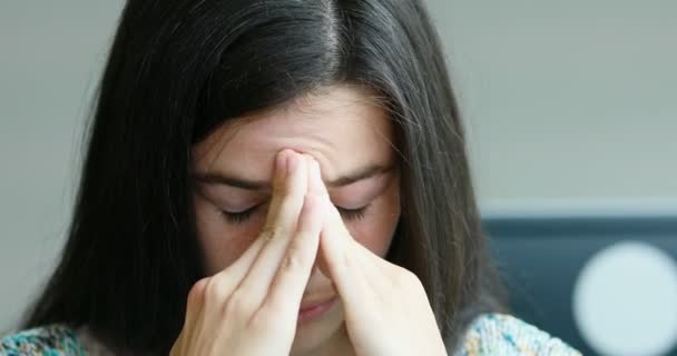 Mujer amasando su dolorida cabeza — Vídeos de Stock