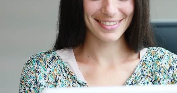 Щаслива жінка в її офісі друку — стокове відео