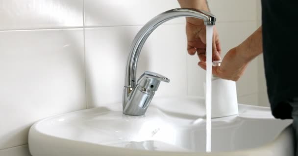 Mãos masculinas lather e lavar para evitar a infecção — Vídeo de Stock