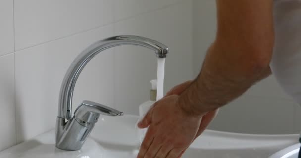 Man schuimt zijn handen om virusinfectie te voorkomen — Stockvideo