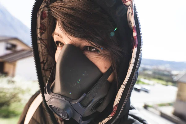 Gaz Maskeli Bir Kadın Sokaklarda Yürüyor Corona Virüsü Salgınından Atom — Stok fotoğraf