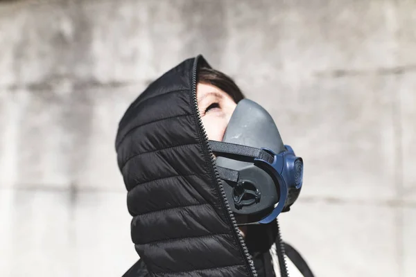 Frau Mit Gasmaske Auf Der Straße Und Blick Den Himmel — Stockfoto