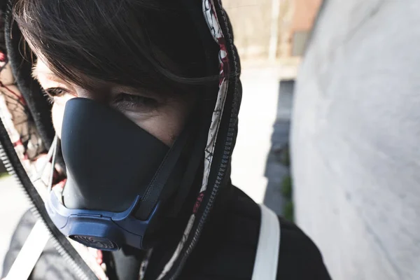 Gaz Maskeli Bir Kadın Sokaklarda Yürüyor Corona Virüsü Salgınından Atom — Stok fotoğraf