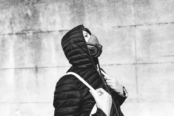 Mujer Con Una Máscara Gas Calle Mirando Cielo Esperando Que — Foto de Stock