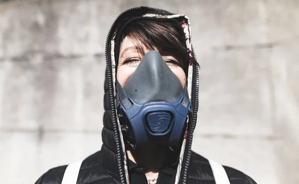 Sokakta Gaz Maskeli Bir Kadın Gökyüzüne Bakıyor Havanın Tekrar Temizlenmesini — Stok fotoğraf