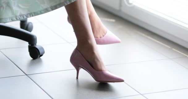 Tacones bajos rosados de una chica nerviosa — Vídeos de Stock