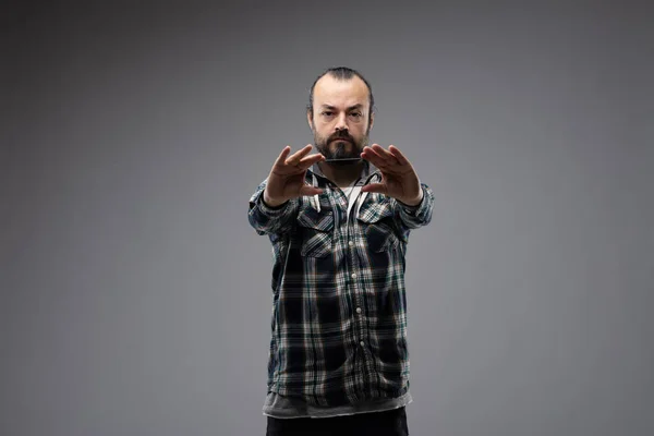 Homem Barbudo Com Rosto Calmo Vestindo Camisa Marcada Contra Fundo — Fotografia de Stock