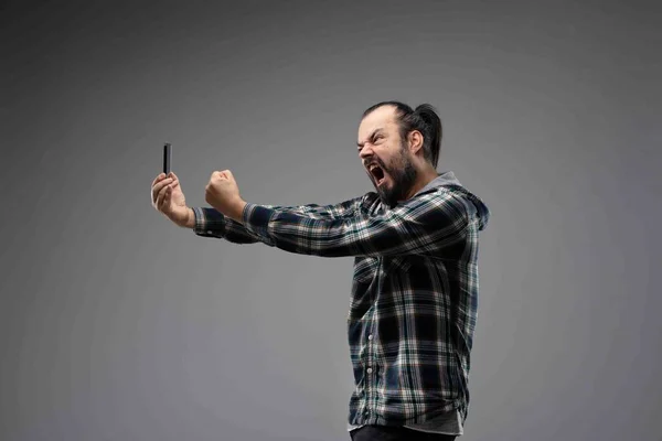 Uomo Barbuto Camicia Quadri Minacciosamente Aggressivamente Urlando Telefono Mostrando Pugno — Foto Stock