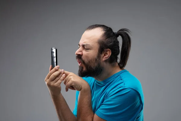 Homem Barbudo Camiseta Azul Com Cabelo Preto Penteado Rabo Cavalo — Fotografia de Stock