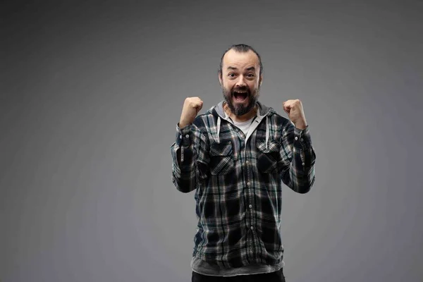 Homem Barbudo Camisa Marcada Mostrando Felicidade Emoção Com Gesto Vencedor — Fotografia de Stock