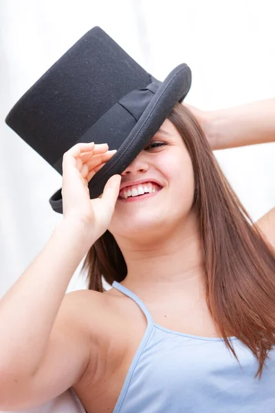 Aantrekkelijk Lachen Jonge Vrouw Met Een Hoge Hoed Doffing Het — Stockfoto