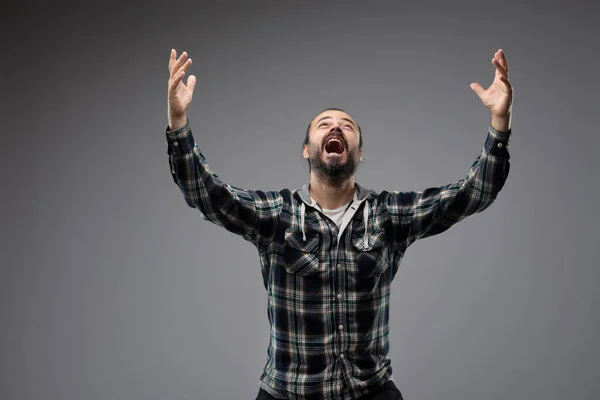 Uomo Camicia Quadri Con Braccia Tese Guardando Cielo Come Pregasse — Foto Stock