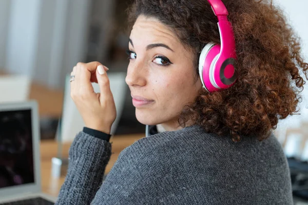 Una Bella Giovane Donna Che Guarda Sopra Spalle Mentre Indossa — Foto Stock