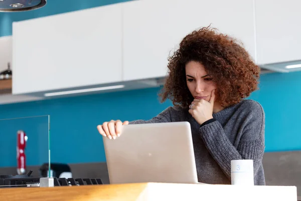 Wanita Muda Penuh Perhatian Dengan Wajah Keriting Bekerja Laptop Dari — Stok Foto
