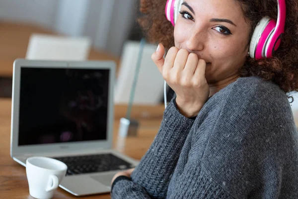 Glad Söt Ung Kvinna Som Använder Laptop Med Hörlurar Hemmiljö — Stockfoto