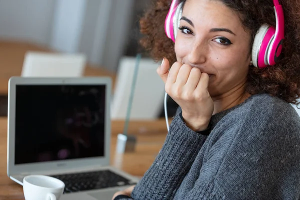 Eine Glückliche Junge Frau Mit Laptop Und Kopfhörer Häuslichen Umfeld — Stockfoto