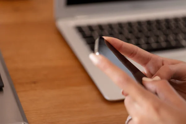 Close Woman Using Smart Phone Office Setting — Stock Photo, Image