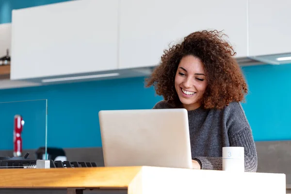 Jonge Vrouw Werkt Afstand Vanuit Haar Keuken Zit Aan Toonbank — Stockfoto