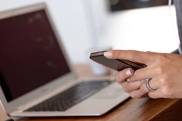 Primer Plano Una Mujer Joven Ordenador Portátil Usando Teléfono Inteligente —  Fotos de Stock