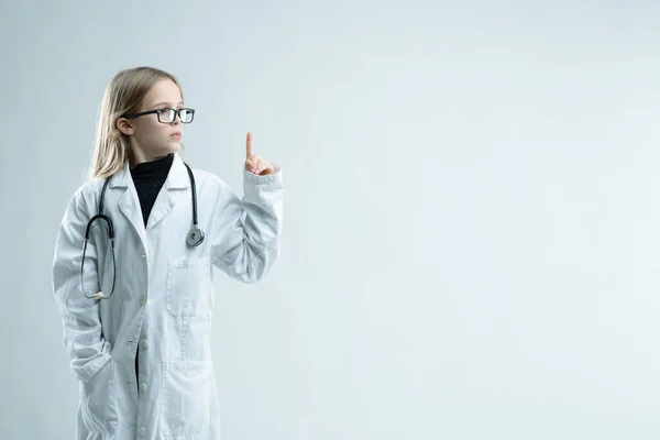 Menina Loira Bonito Brincando Ser Médico Jaleco Estetoscópio Segurando Dedo — Fotografia de Stock
