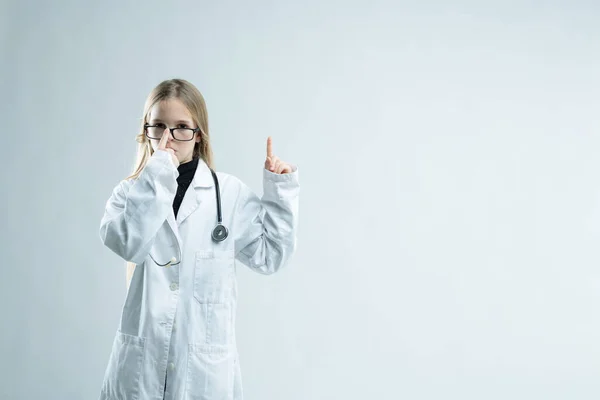 Mladá Dívka Hraje Lékař Bílém Laboratorním Plášti Stetoskop Nadměrné Brýle — Stock fotografie