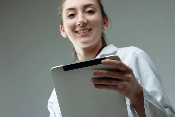 Smiling Doctor Nurse Holding Clip Board Patient Notes Low Angle — Stock Photo, Image