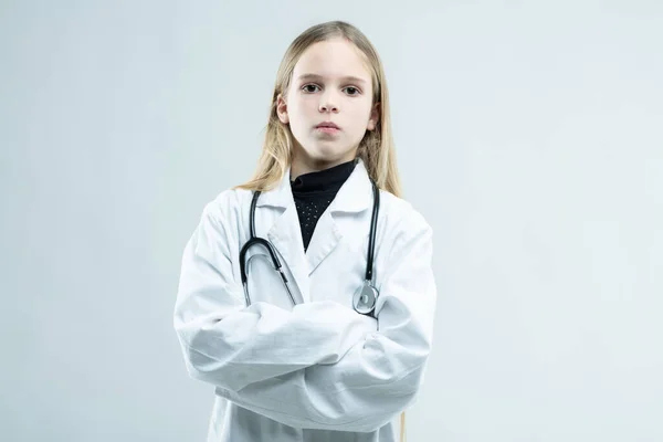 Fiatal Szőke Lány Orvosnak Vagy Nővérnek Öltözve Gyermekkori Álmát Megvalósítva — Stock Fotó