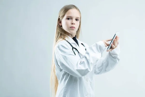 Komoly Fiatal Lány Aki Orvosnak Vagy Nővérnek Öltözve Mobiltelefont Tart — Stock Fotó