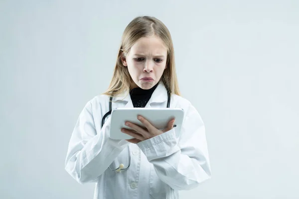 Young Girl White Lab Coat Squinting Clipboard Morose Expression She — Stock Photo, Image