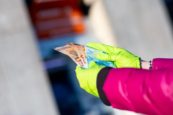 Mani Una Donna Che Detiene Contanti Lottato Ritirarsi Dal Suo — Foto Stock