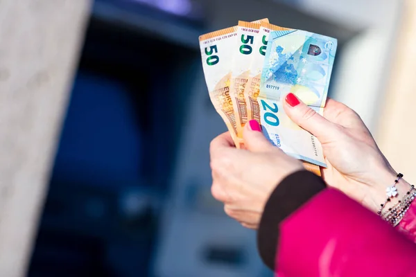 Mani Una Donna Che Tiene Delle Banconote Vicino Bancomat — Foto Stock