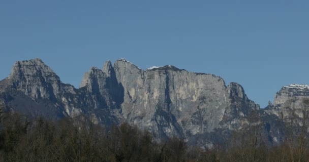 Panoramica orizzontale delle cime delle Dolomiti — Video Stock