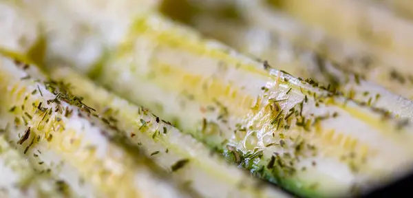 Gesneden Verse Courgette Gekruid Met Kruiden Een Close Bekijken Met — Stockfoto