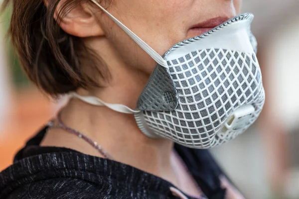 Žena Sníženou Obličejovou Maskou Která Neposkytuje Žádnou Ochranu Proti Infekci — Stock fotografie
