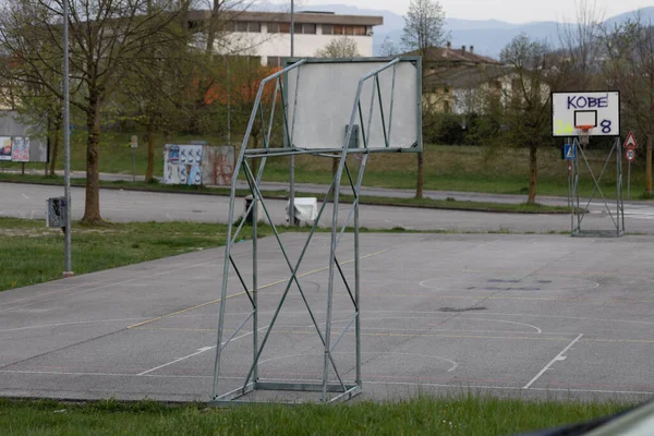 Cancha Baloncesto Aire Libre Desierta Vacía Entorno Urbano Debido Cierre —  Fotos de Stock